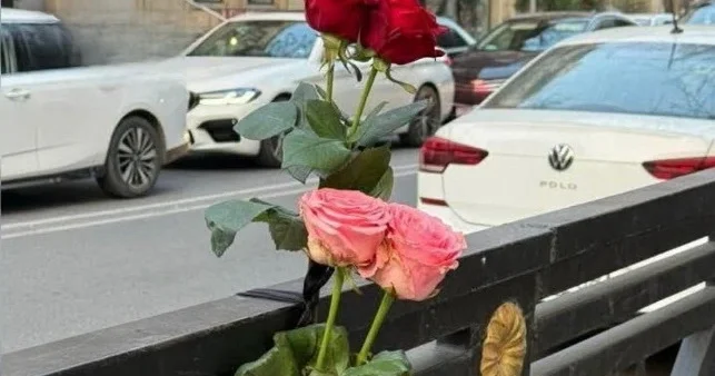 28 May istiqamətinə bu gülləri mərhum qızın atası gətirir