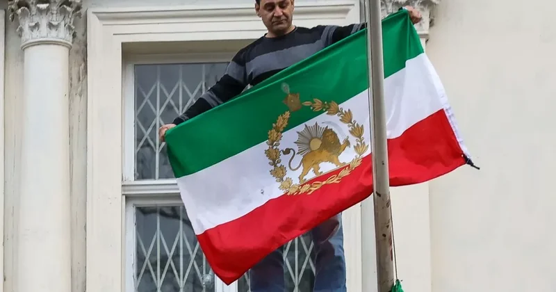 В Италии участники акции сняли вывеску консульства Ирана видео