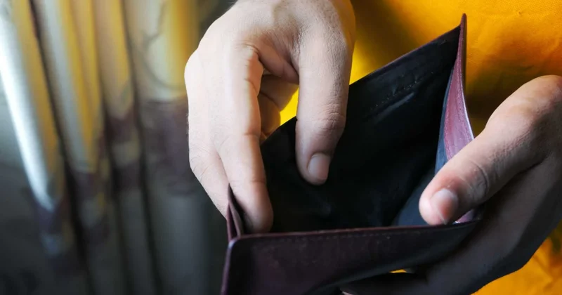 Niyə insanlar qazandığından artıq xərcləyir?