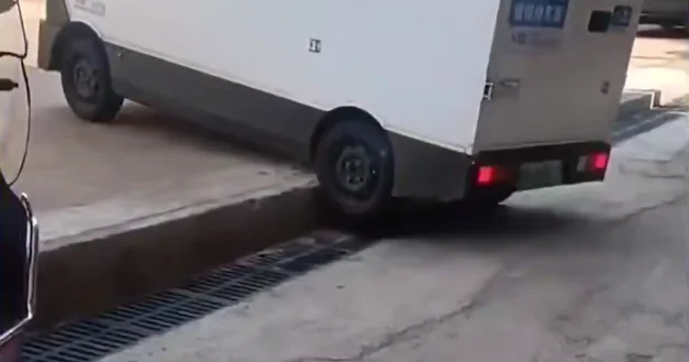 Новый робот доставщик появился в Китае ВИДЕО