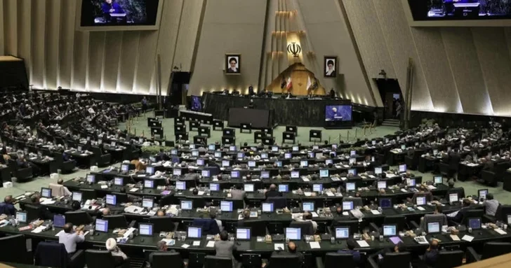 На фоне протестов в Иране началось экстренное заседание парламента