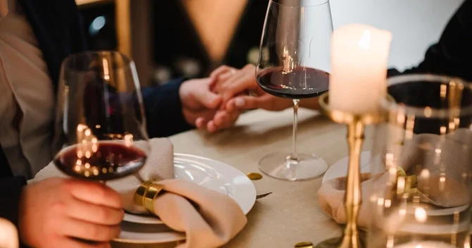 Britaniyalı qadın 15 il ərzində internetdə qadınları kişi kimi aldadıb