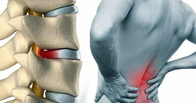 Kral bel ağrısından əziyyət çəkir FOTO