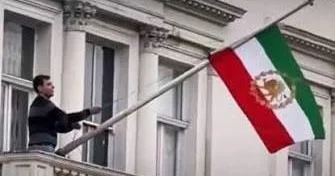 Londonda etirazçılar İran bayrağını cırdılar