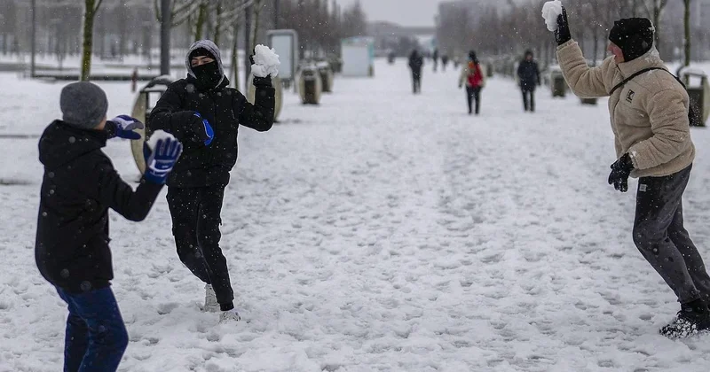 Из за нестабильных погодных условий в Стамбуле в школах объявлены каникулы