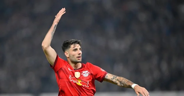 Macar futbolçu Liverpul la müqaviləsinin müddətini uzadacaq