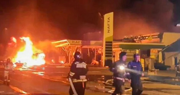 Bu ölkədə 11 yanacaq məntəqəsi partladıldı Video