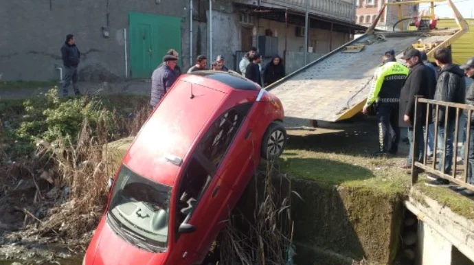 Baqajdan benzin götürmək istəyirdi, maşın sürüşüb kanala düşdü FOTO