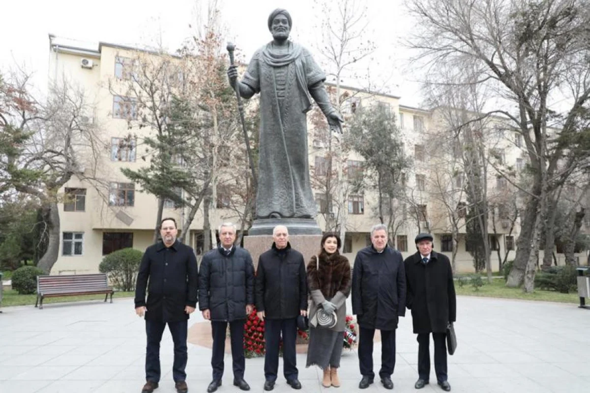 Əlişir Nəvainin Bakıdakı abidəsi ziyarət olunub