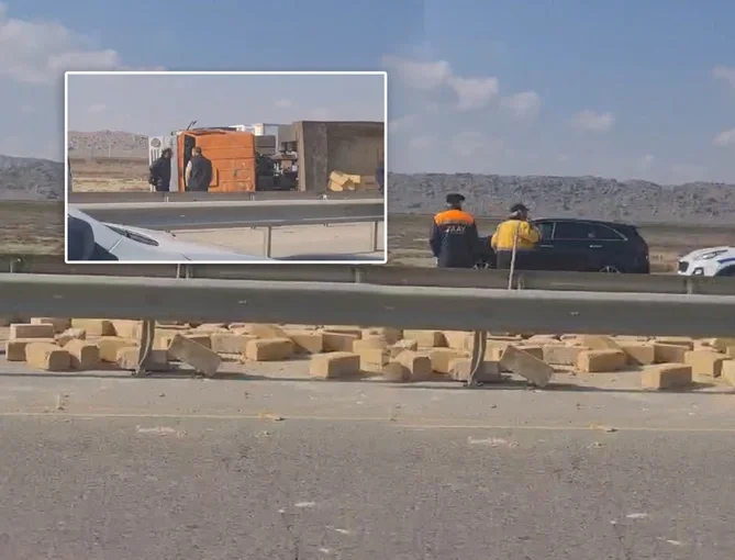 Bakı Ələt yolunda KamAZ aşdı, daşlar yolu bağladı