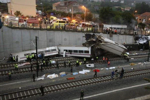 Hamburqda qatar qəzaya uğradı: 1 ölü, 25 yaralı