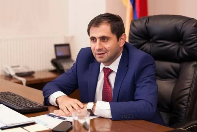 Papikyan hind generalla “ayaqüstü” görüşdü