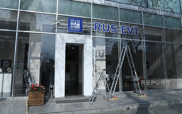 “Rus Evi”nin binasındakı lövhə sökülür Video Fotolar