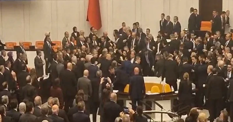 Türkiyə parlamentində yeni nazirlərin andiçmə mərasimində AKP və CHP li deputatlar əlbəyaxa olub