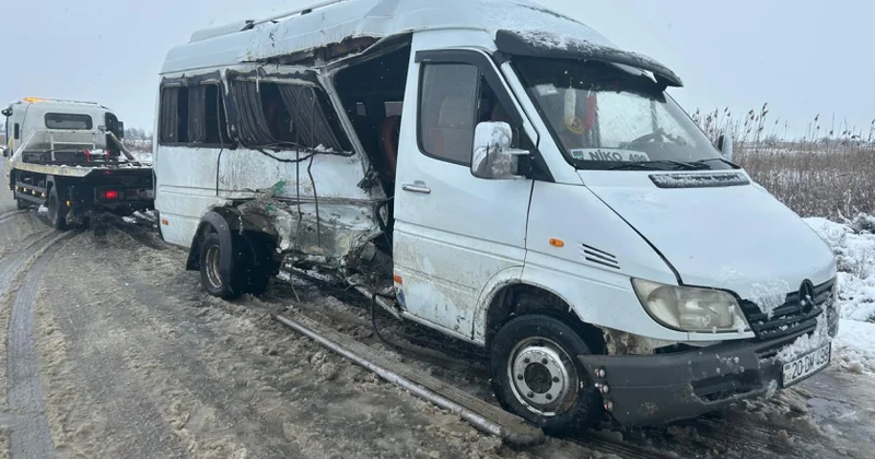 Salyanda mikroavtobusla minik avtomobili toqquşub