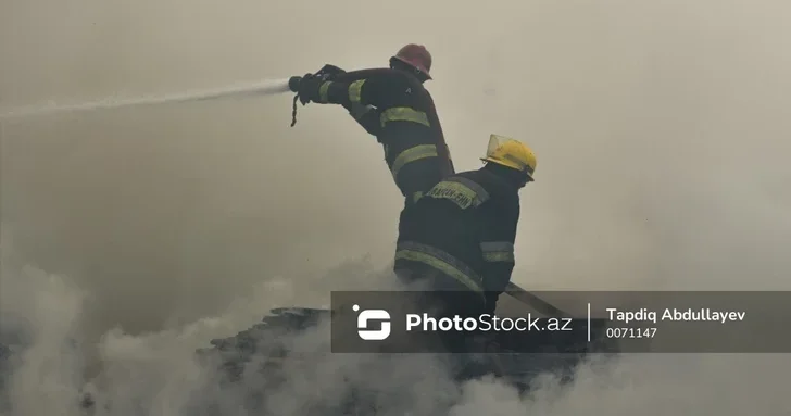 В Баку произошел пожар в жилом здании, жильцы дома эвакуированы