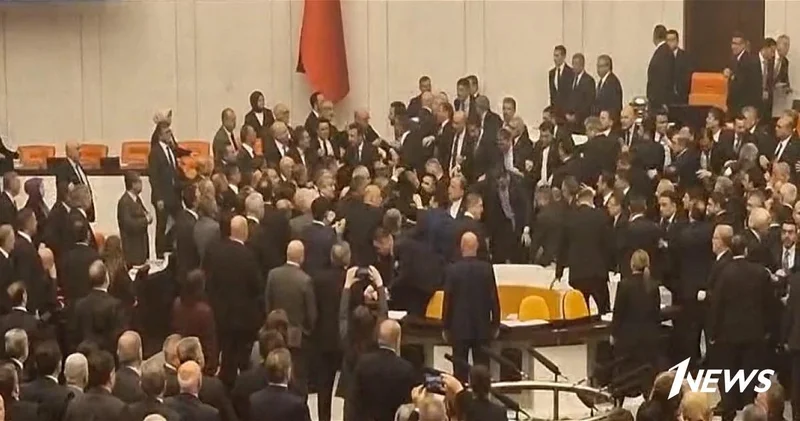В парламенте Турции во время церемонии принесения присяги новыми министрами произошла драка ВИДЕО