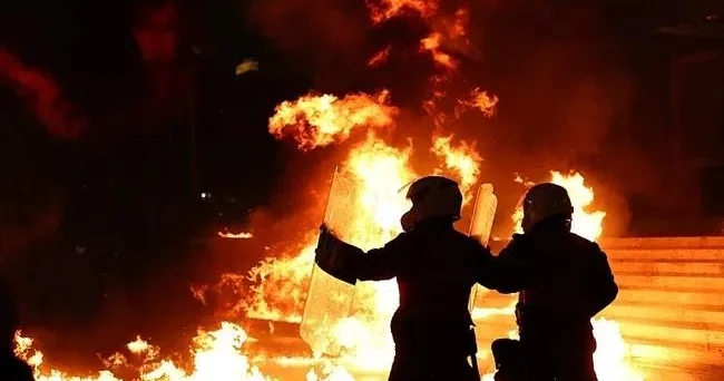 Tiranada Baş nazirin ofisinə Molotov kokteyli hücumu FOTOLAR