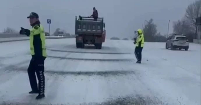 Qarlı hava şəraitinə görə polis hərəkətə keçdi VİDEO