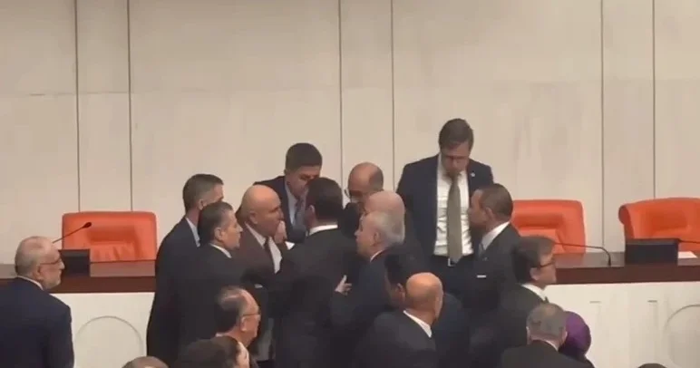Türkiyə parlamentində dava Deputat xəsarət aldı