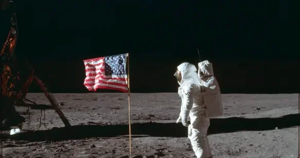 Astronavt Nil Armstronq ilk dəfə Aya enəndə nəyə təəccüblənmişdi?