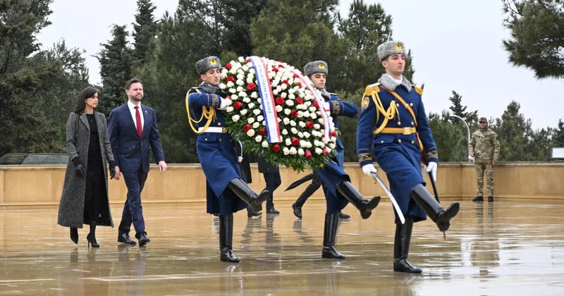 Джей Ди Вэнс и его супруга посетили Аллею Шехидов ФОТО ВИДЕО