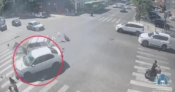 Qırmızı işıqda keçdi, maşını aşırdı Anbaan video