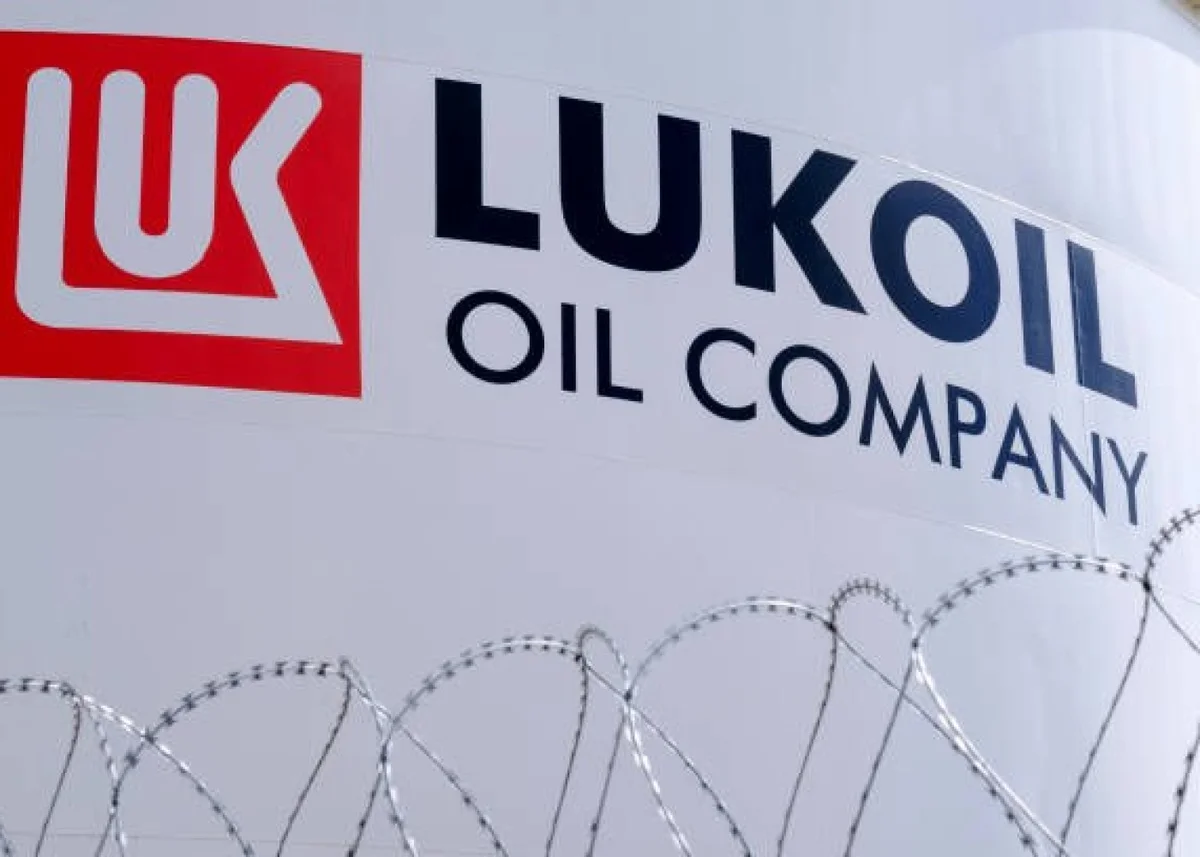 “Lukoil”un rəsmi dileri ölkədən pul çıxarmaqda günahlandırılır