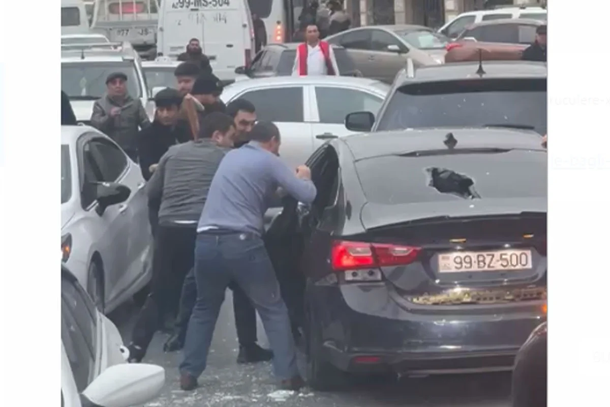 Bakıda yolun ortasında sürücünü beysbol dəyənəkləri ilə döyənlər saxlanılıb, polis araşdırma aparır FOTO VİDEO