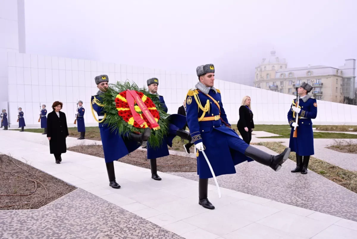 Гордана Силяновска Давкова возложила венок к памятнику Победы в Баку ФОТО