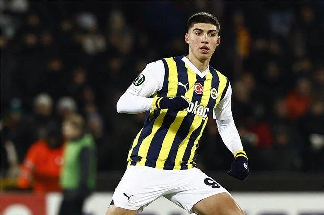 Fənərbağça 19 yaşlı futbolçusuna 10 milyon MAAŞ verəcək FOTO