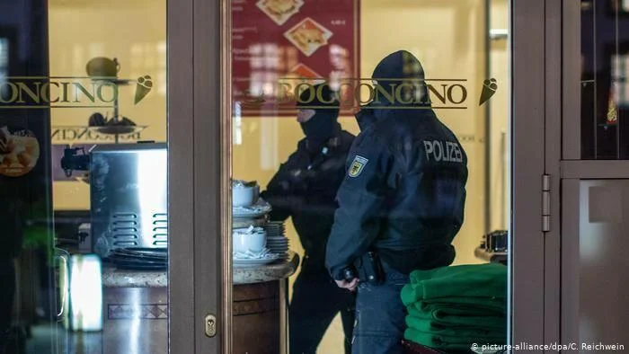 Polislər “səhv evə” basqın edib, alim ər arvadı döydülər Foto