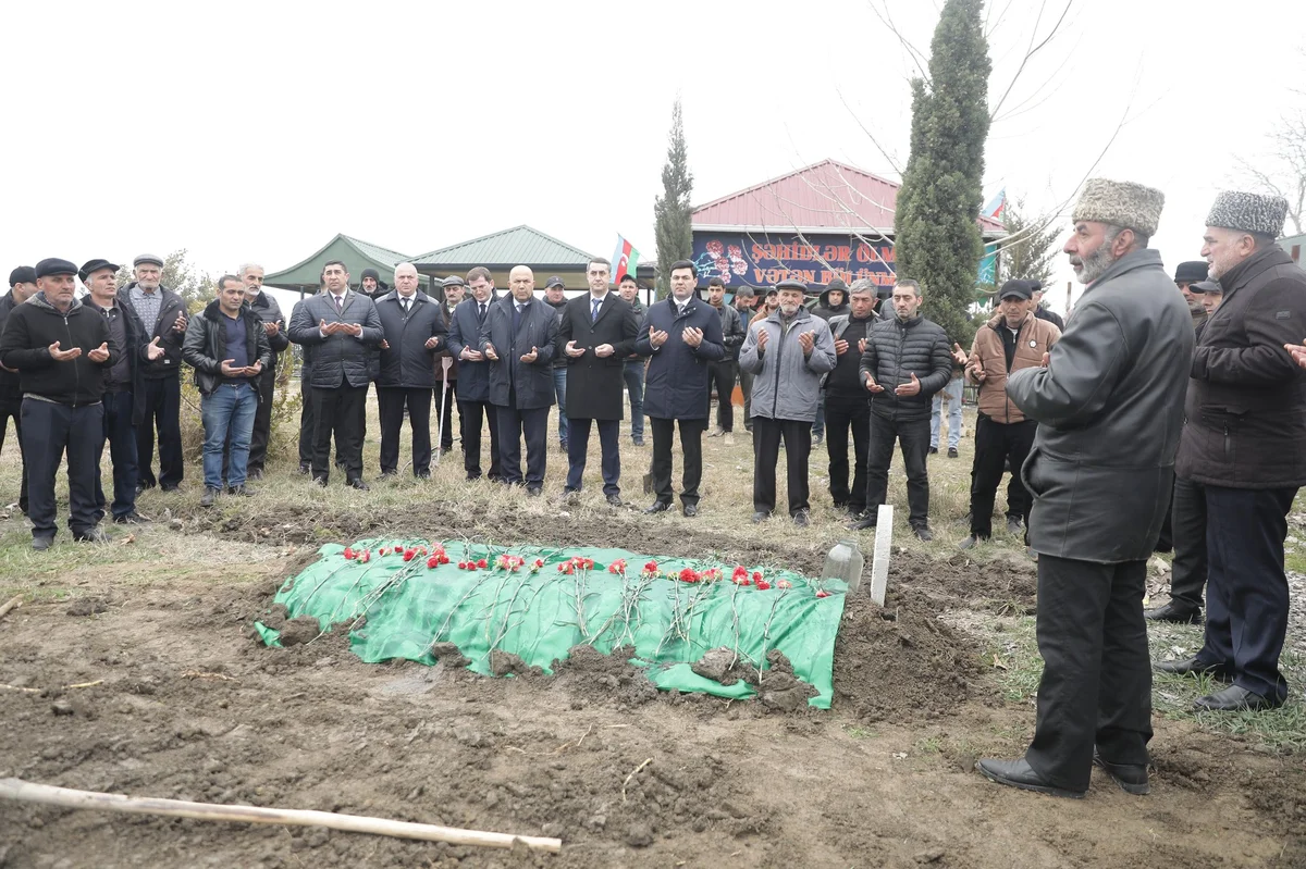 Elnur Rzayev şəhid atasının dəfn mərasimində iştirak edib FOTOLAR