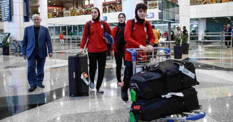 İran qadın millisi Malayziyadan ölkəyə qayıdır: Aeroportda gərgin anlar FOTO/VİDEO