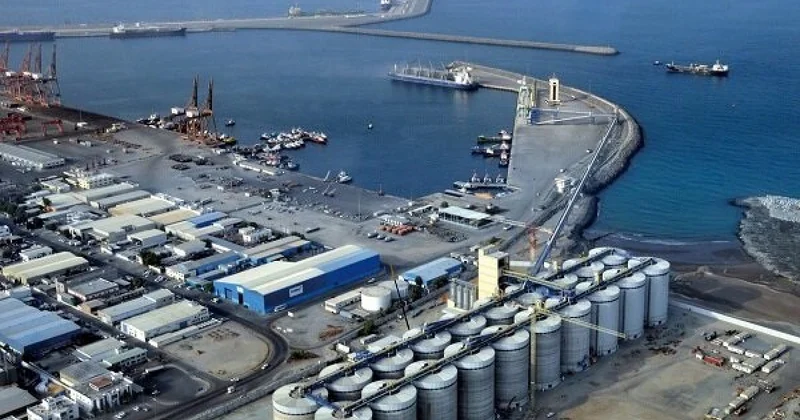 Крупнейший порт под угрозой: танкеры боятся заходить, нефть растет в цене