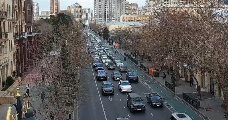 В Баку на двух десятках улиц и проспектов затруднено движение транспорта