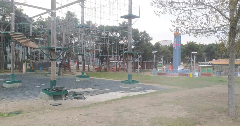 Şəmkirdə yerləşən park xarabalığı xatırladır FOTO