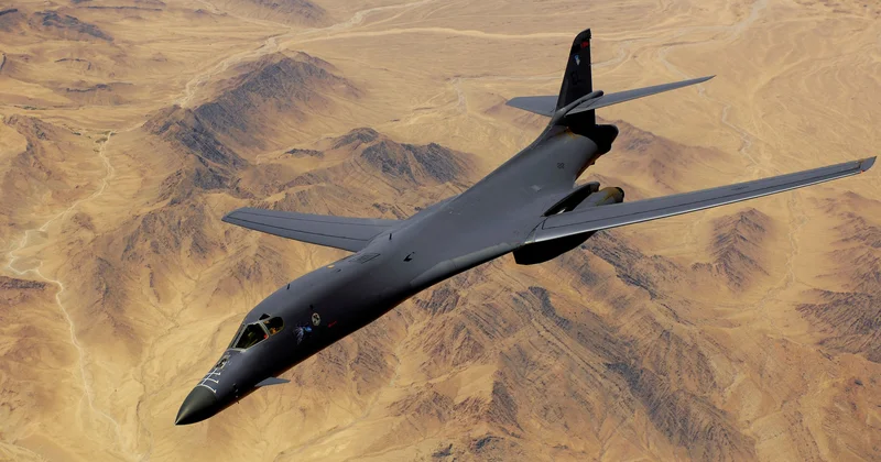 Еще один стратегический бомбардировщик B 1B США прибыл на британскую авиабазу Фэрфорд