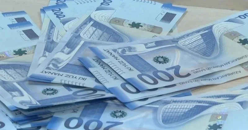 Rus rublu dollar qarşısında dəyər itirir Bəs manatı nələr gözləyir? KONKRET