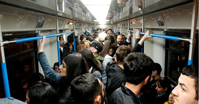 Metroda gecikmələr və sıxlığın səbəbi nədir? Ekspert AÇIQLADI