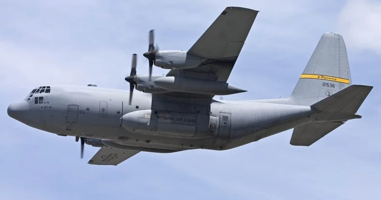 В Ирландии задержали повредившего топором американский C 130 мужчину
