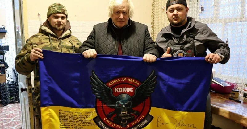 Бывший премьер Британии тайно приехал к украинским солдатам фото
