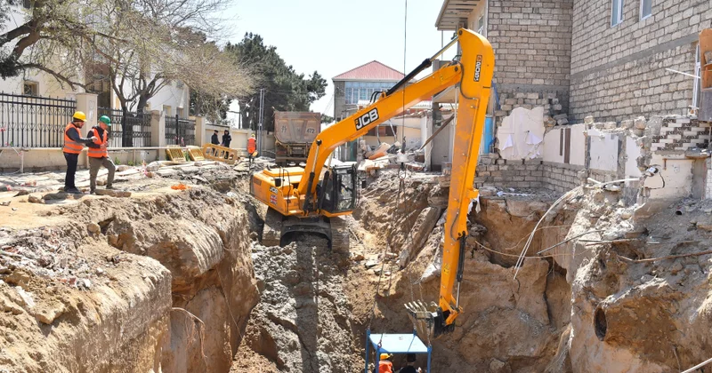 Xətai rayonunda qəzalı kollektorun zədələnmiş hissəsi yenilənir
