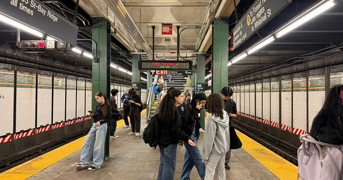 Nyu York metrosunda SKANDAL 3 nəfər sərnişin yaralandı