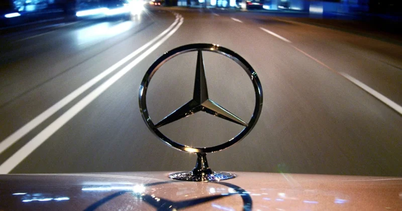Житель Китая похоронил дорогой Mercedes рядом с родственником