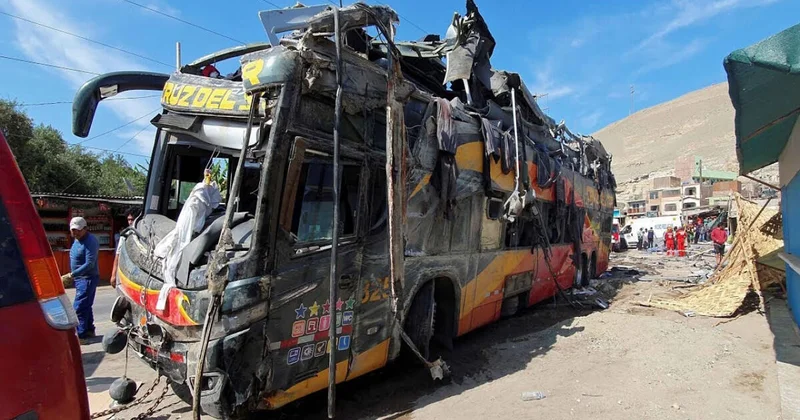 Dəhşətli avtobus QƏZASI: 15 ölü, 20 yaralı FOTO