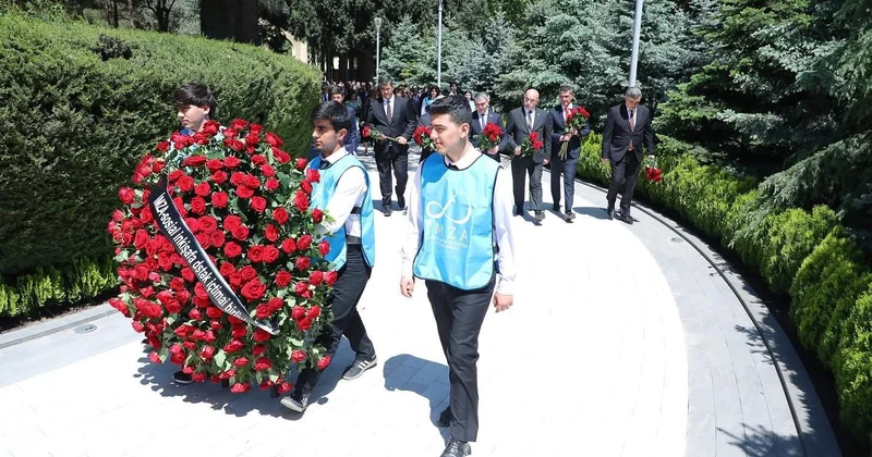 “İMZA” nın rəhbər heyəti Ümummilli Liderin məzarını ziyarət edib