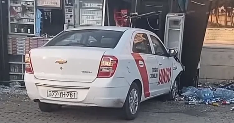 Bakıda taksi köşkə ÇIRPILDI