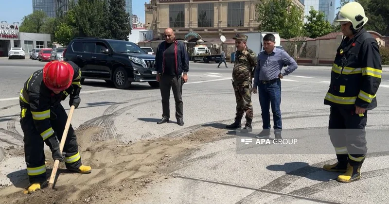 Sumqayıtda yola mənşəyi naməlum maddə dağılıb FOTO
