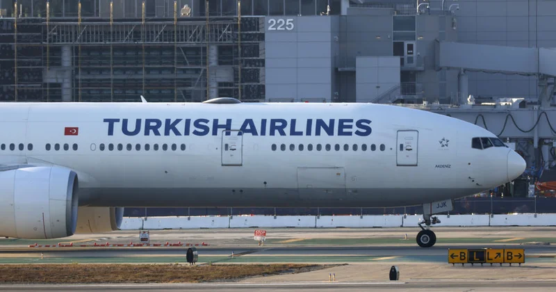 Türk Hava Yollarının reysləri ləğv edilən rusiyalı turistlər Antalyadan qayıdırlar